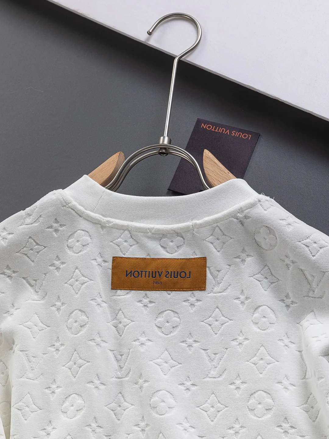 🅿️200 Louis Vuitton 1V slightly wide version S-Xl 25ss new product counter style will never fail, classic style, permanent boutique, timeless classic style, LV jacquard all-over printed terry towel with logo🪡 embroidery pattern, short-sleeved T-shirt, cotton blended terry jersey fabric, original development. This comes from the 2025 beachwear limited series, the full logo jacquard towel highlights the classic Obliaue flower, with S-shaped round neck and topstitching, unique style, decorated with oblique jacquard all over, ribbed round neck with V-shaped topstitching, customized accessories, and the whole body is customized and developed according to the Y board... Complete with three labels, it can control various styles, paying tribute to LV Louis Vuitton's historic year! Coupled with the blessing of full-flower cotton material, both the comfort of the upper body is unparalleled. It can be said to be a must-have companion in summer. The excellent breathability and comfortable wearing feeling are unparalleled ~ recommended! ! Same style for men and women! Color: Black White Size: S-XL Size chart: S: Shoulder width 55-Bust 56-Length 71.5 M: Shoulder width 56.5-Bust 58-Length 73 L: Shoulder width 58-Bust 60-Length 74.5 XL: Shoulder width 59.5-Bust 62-Length 76